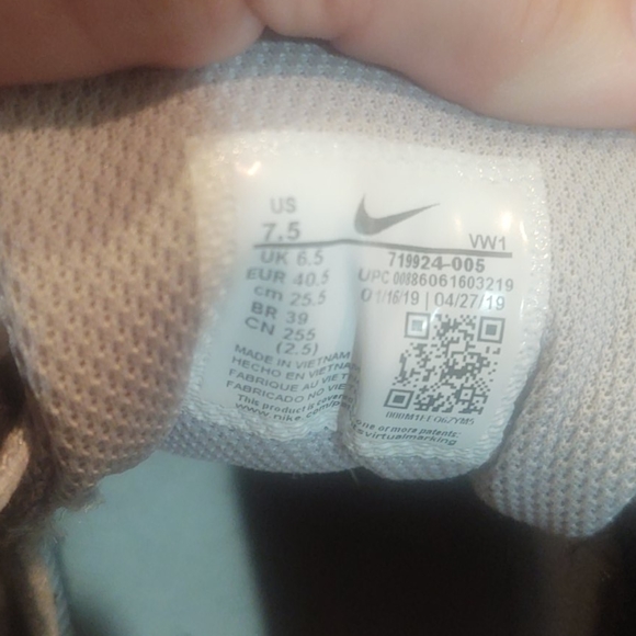 Shoes - Picture 4 of 9